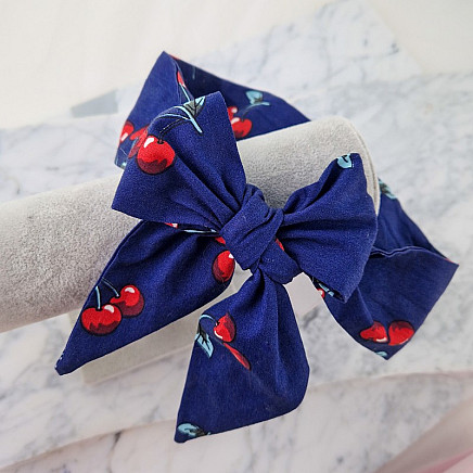 CHILDRENS TIED HEADBAND, NAVY BLUE CHERRIES, O20W53