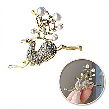 Decorative crystal brooch WHITE DEER BZ178