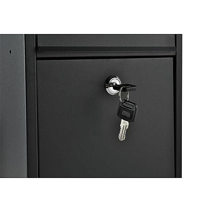 Черный погодоустойчивый почтовый ящик с экранированной крышкой и окном для персонализированного адреса, включая монтажные материалы