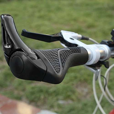 Ergonomiski pretslīdes rokturi velo stūrei drošai un ērtai braukšanai