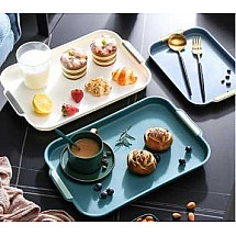 Divlīmeņu virtuves paplāte ar noteci traukiem, dārzeņiem un augļiem