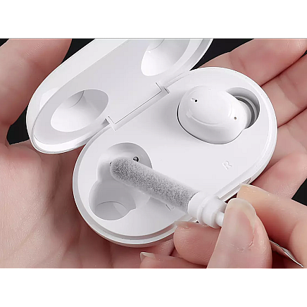 Cleaning kit for telephone handsets