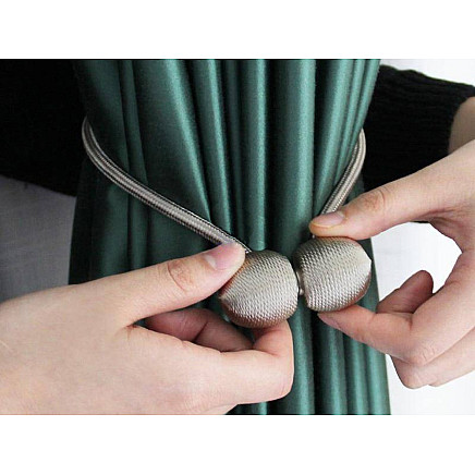 Decorative clips for curtains magnetically strong