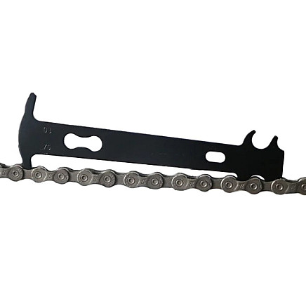 Gauge measuring instrument for measuring the wear of a bicycle chain