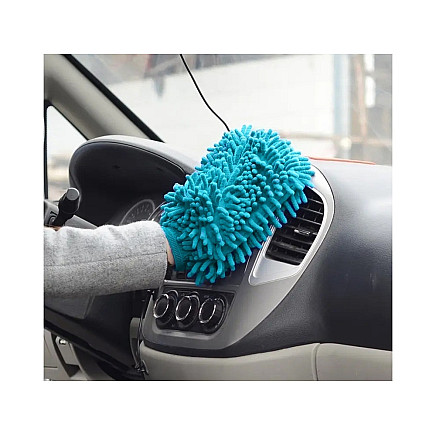 Microfibre cloth glove for cleaning the car wash on the hand