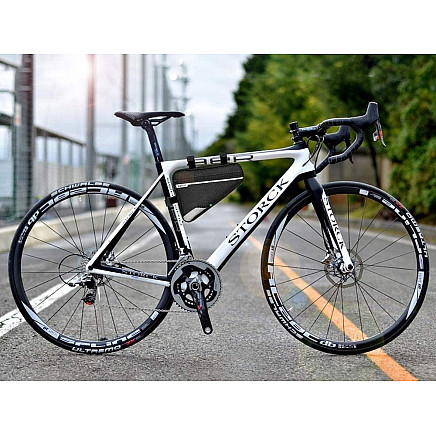 Velosipēda rāmisoma ar rāvējslēdzēju un atstarojošu lenti, melna