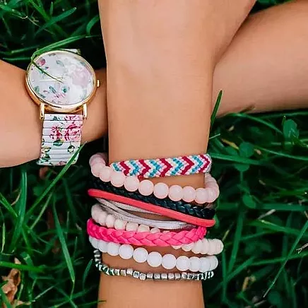 9-цветный набор для изготовления браслетов ручной работы для детей: Творческий набор для создания украшений с разноцветными нитями, бусинами и дисками для плетения - идеально подходит для детей 6+ лет