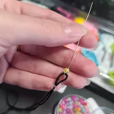 9-цветный набор для изготовления браслетов ручной работы для детей: Творческий набор для создания украшений с разноцветными нитями, бусинами и дисками для плетения - идеально подходит для детей 6+ лет