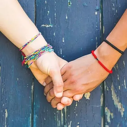 9-цветный набор для изготовления браслетов ручной работы для детей: Творческий набор для создания украшений с разноцветными нитями, бусинами и дисками для плетения - идеально подходит для детей 6+ лет