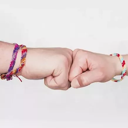 9-цветный набор для изготовления браслетов ручной работы для детей: Творческий набор для создания украшений с разноцветными нитями, бусинами и дисками для плетения - идеально подходит для детей 6+ лет