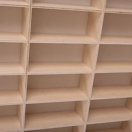 Koka plaukts rotaļu mašīnītēm ar 90 nodalījumiem KRUZZEL 21997