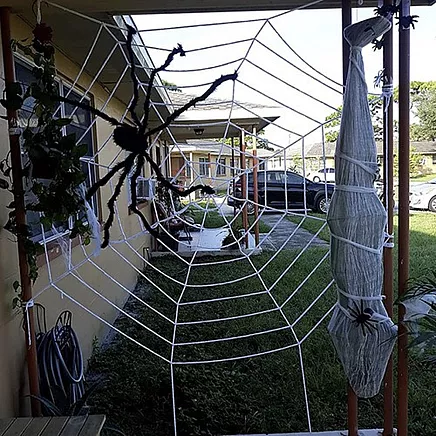 Гигантский паук 90 см - черное волосатое украшение для Хэллоуина с красными глазами и регулируемыми ногами - идеально подходит для страшной вечеринки, костюма, реквизита или гаджета для фильма, легкий и прочный