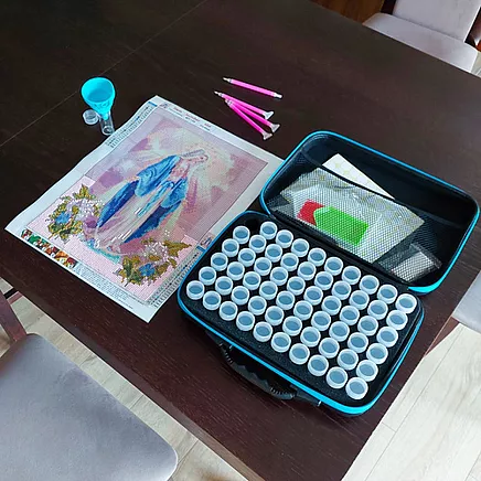 Dimantu izšūšanas piederumu komplekts ar futrāli un instrumentiem – organizētiem mākslas darbiem