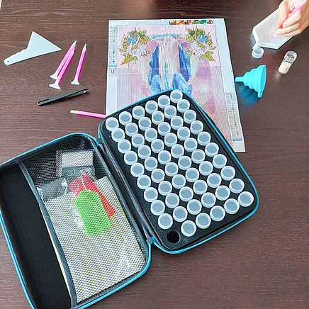 Dimantu izšūšanas piederumu komplekts ar futrāli un instrumentiem – organizētiem mākslas darbiem