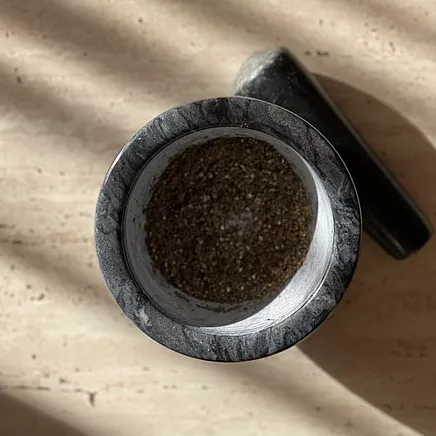 Dabīgā marmora garšvielu piesta ar kociņu