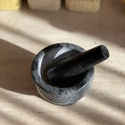 Dabīgā marmora garšvielu piesta ar kociņu