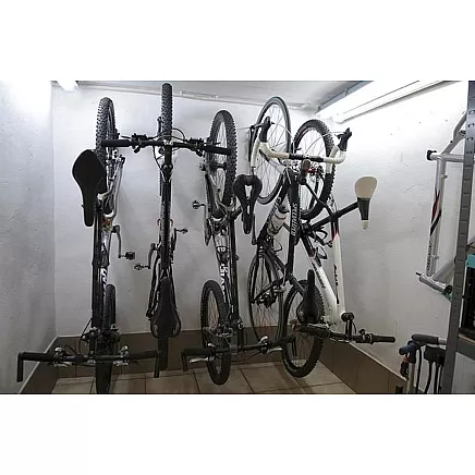 Velosipēda pakaramais pie sienas statīvs turētājs, melns