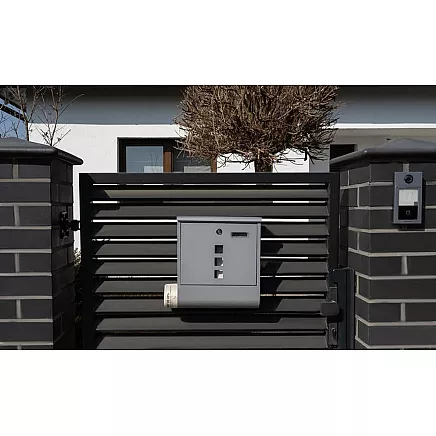 Liela sienas pastkastīte ar avīžu turētāju, A4, sudraba