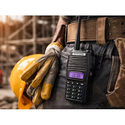 Радиостанция baofeng uv82 с большим радиусом действия до 15 км, фонариком и аккумулятором 2800 мач