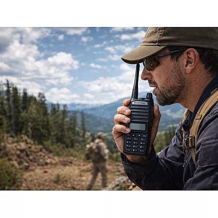 Радиостанция baofeng uv82 с большим радиусом действия до 15 км, фонариком и аккумулятором 2800 мач