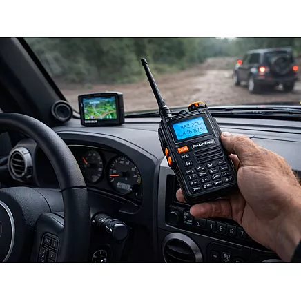 Радиостанция baofeng uv-k61 pro с большим радиусом действия до 30 км и фонариком, аккумулятор 2600 мач