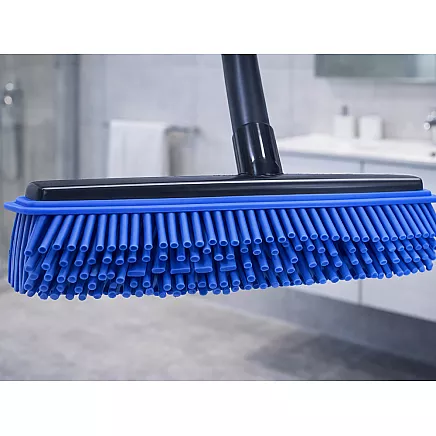 Резиново-силиконовая метла для уборки с металлическим держателем 120 см