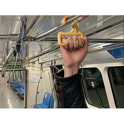 Bezkontakta rokturis higiēnai sabiedriskajā transportā, melns vai sarkans