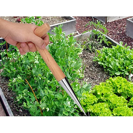 Stādīšanas irdinātājs ar koka rokturi un metāla mērs.