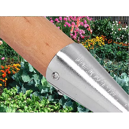 Stādīšanas irdinātājs ar koka rokturi un metāla mērs.