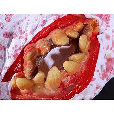 Briesmīga Helovīna maska ar asiņainiem zobiem kostīmam