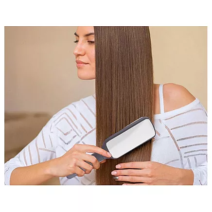 Self-cleaning hair brush for combing anti-static combing