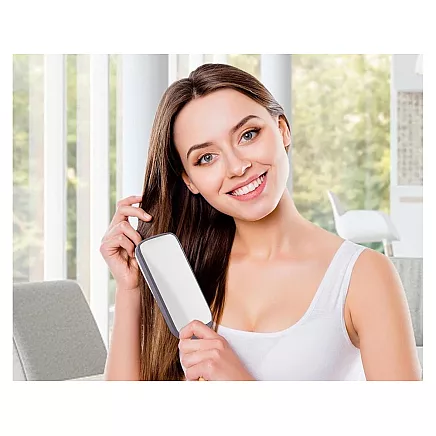 Self-cleaning hair brush for combing anti-static combing