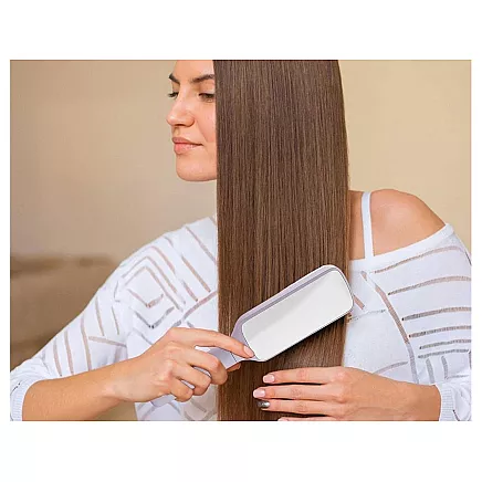 Self-cleaning hair brush for combing anti-static combing