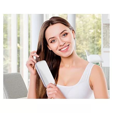 Self-cleaning hair brush for combing anti-static combing