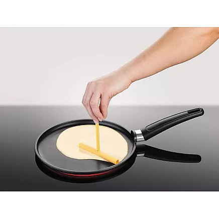 Pancake spatula with rolling pin for pancake omelettes