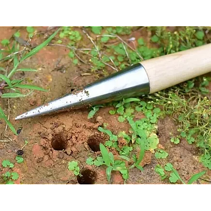 Stādīšanas irdinātājs ar koka rokturi un metāla mērs.