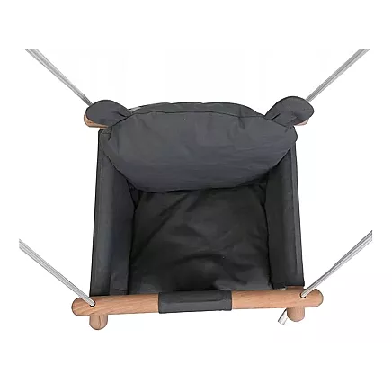 Bērnu koka šūpoles ar mīkstu sēdekli.