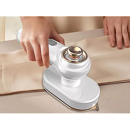 Kompakts ceļojumu tvaika gludeklis ar rotējošu rokturi un smidzinātāju, pelēks/balts